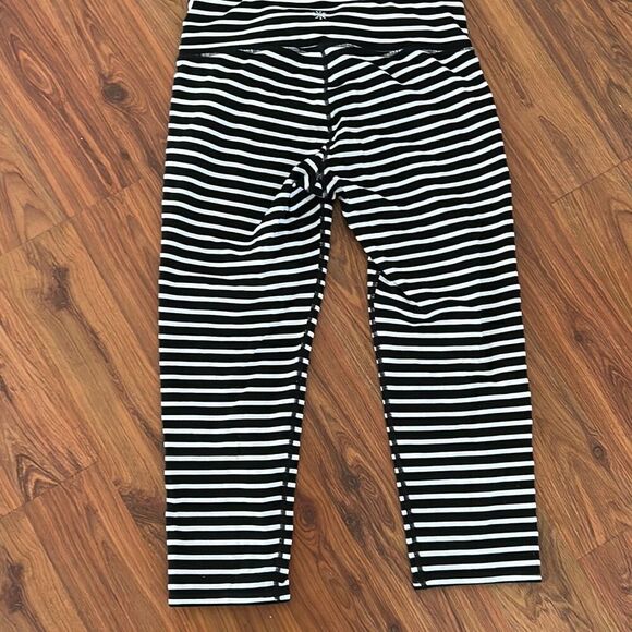 Athleta black and white stripe Capri fitness pants athletic legging size S - Picture 4 of 4